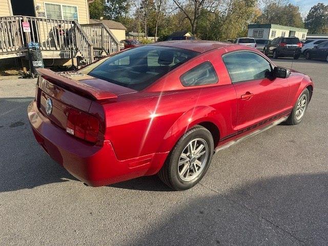 Ford Mustang V6 Deluxe Coupe 2005
