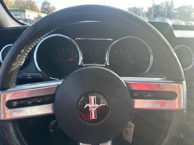 Ford Mustang V6 Deluxe Coupe 2005