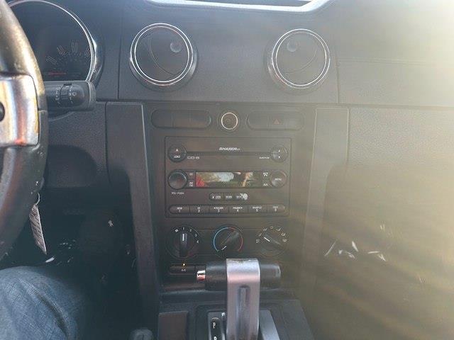 Ford Mustang V6 Deluxe Coupe 2005
