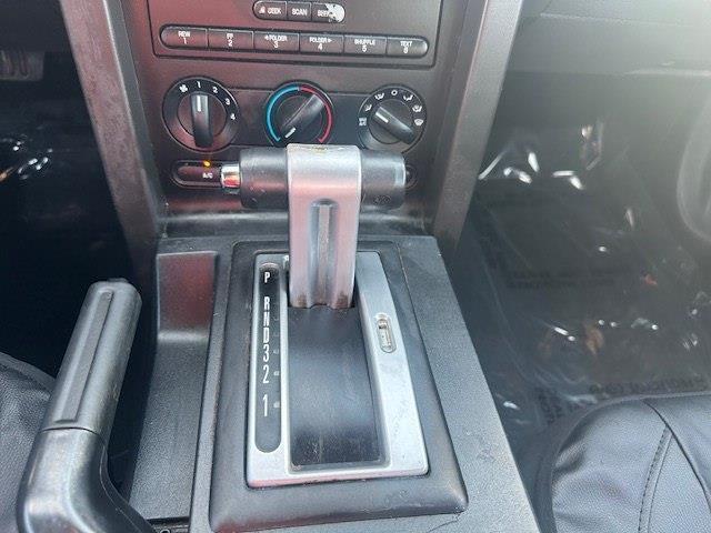 Ford Mustang V6 Deluxe Coupe 2005