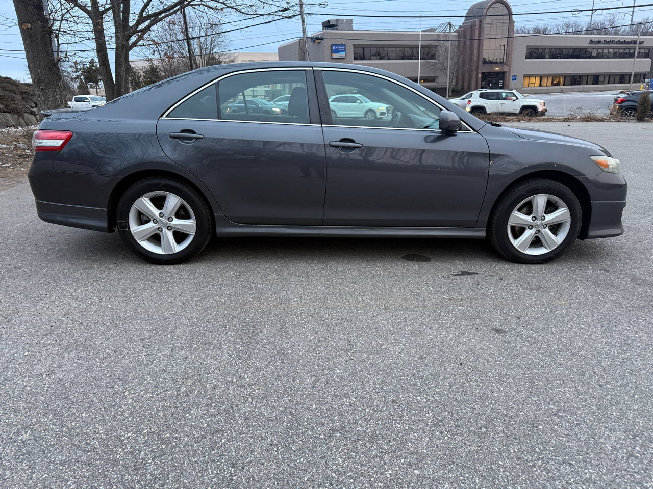 Toyota Camry SE 6-Spd AT 2011
