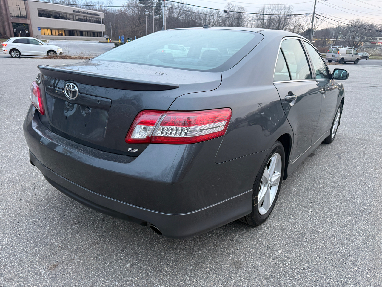 Toyota Camry SE 6-Spd AT 2011