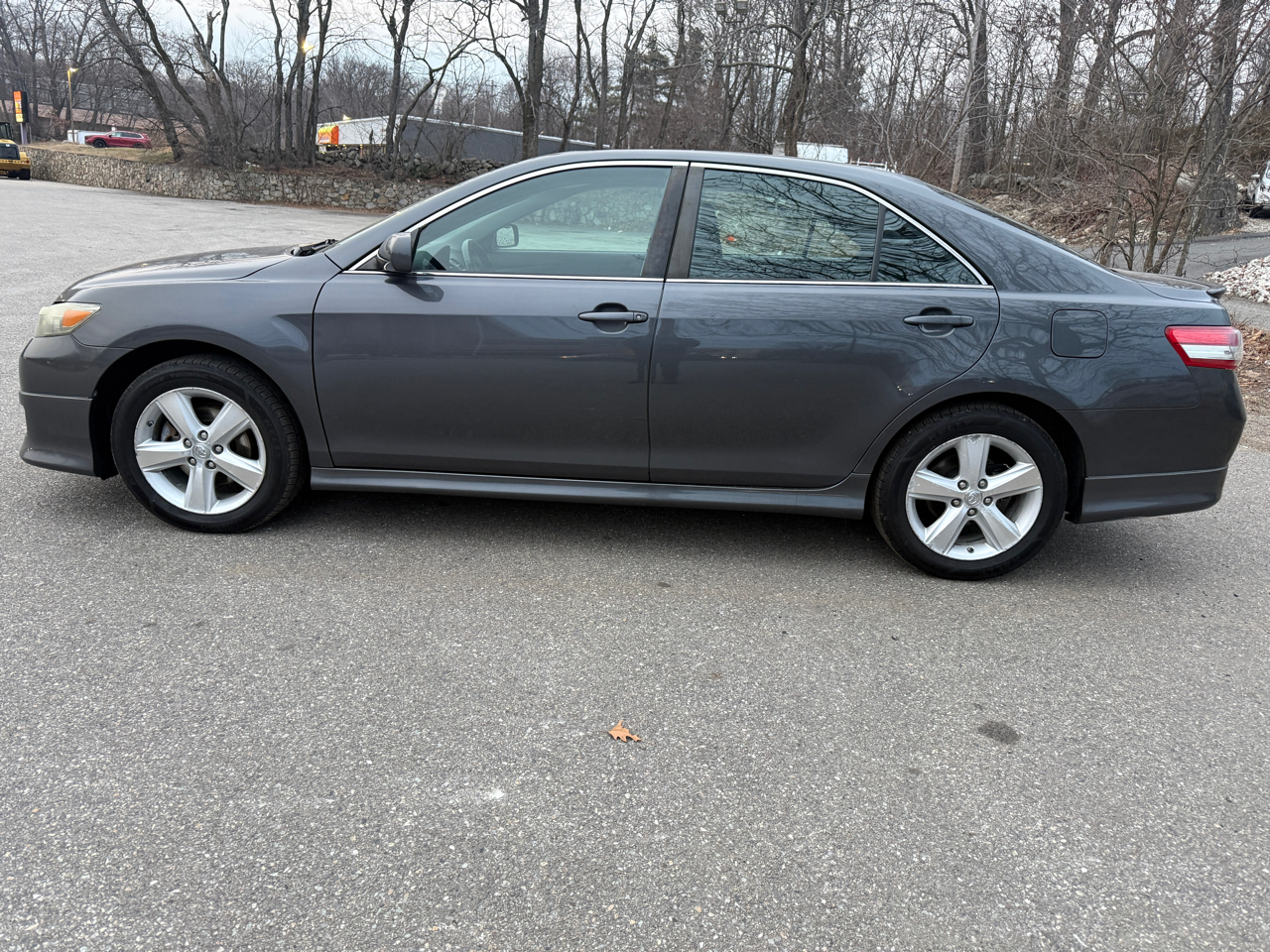 Toyota Camry SE 6-Spd AT 2011