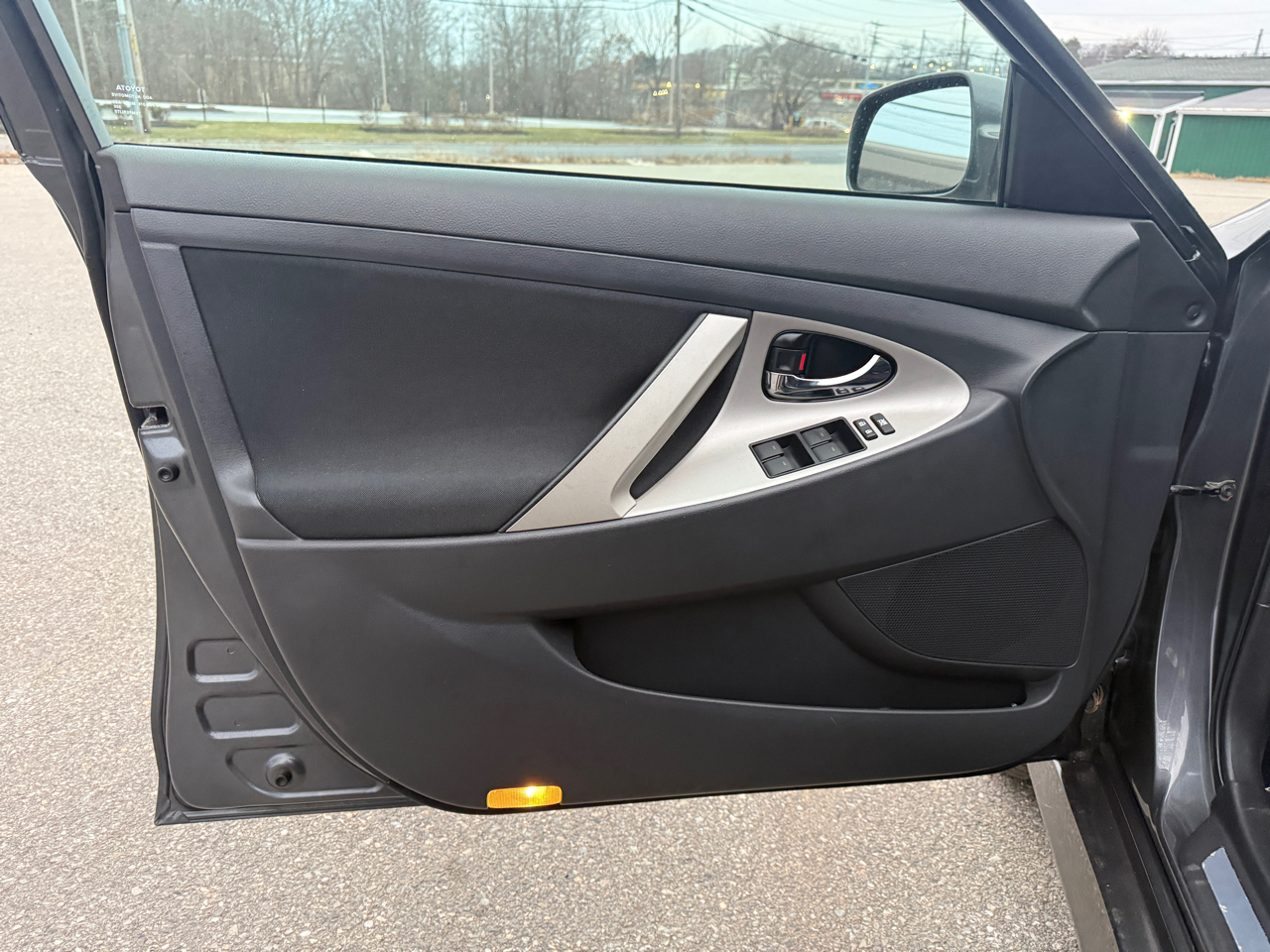 Toyota Camry SE 6-Spd AT 2011