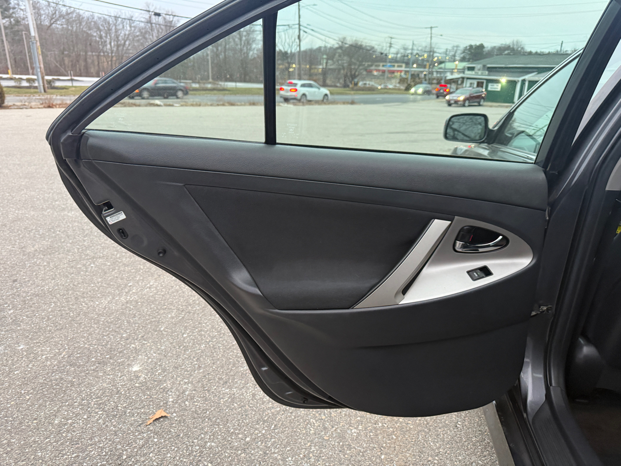 Toyota Camry SE 6-Spd AT 2011