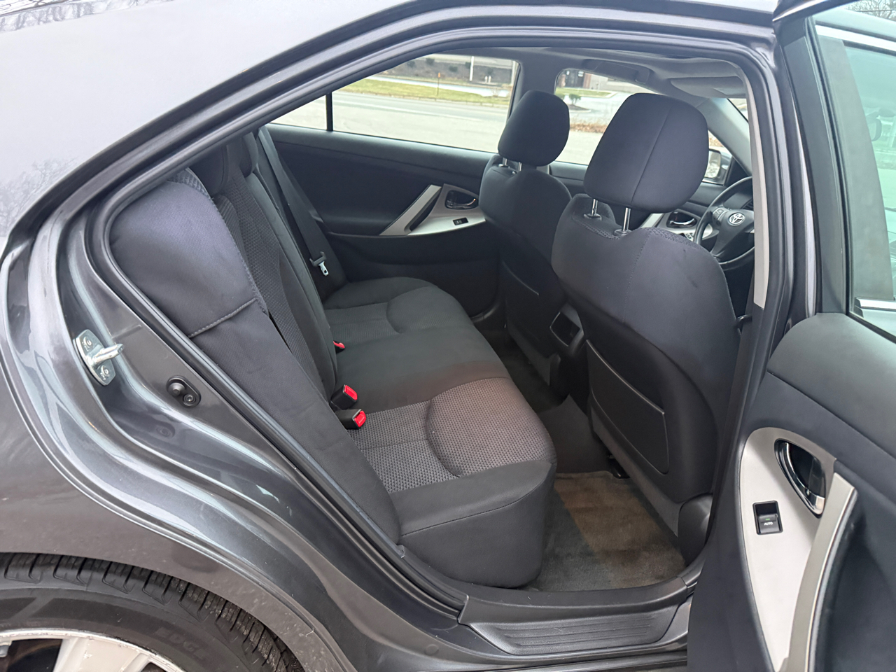 Toyota Camry SE 6-Spd AT 2011