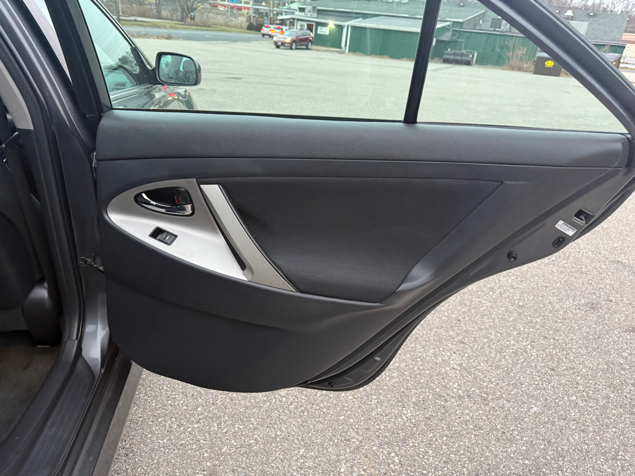 Toyota Camry SE 6-Spd AT 2011