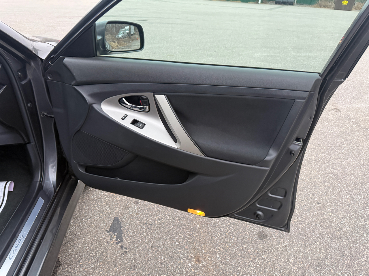 Toyota Camry SE 6-Spd AT 2011