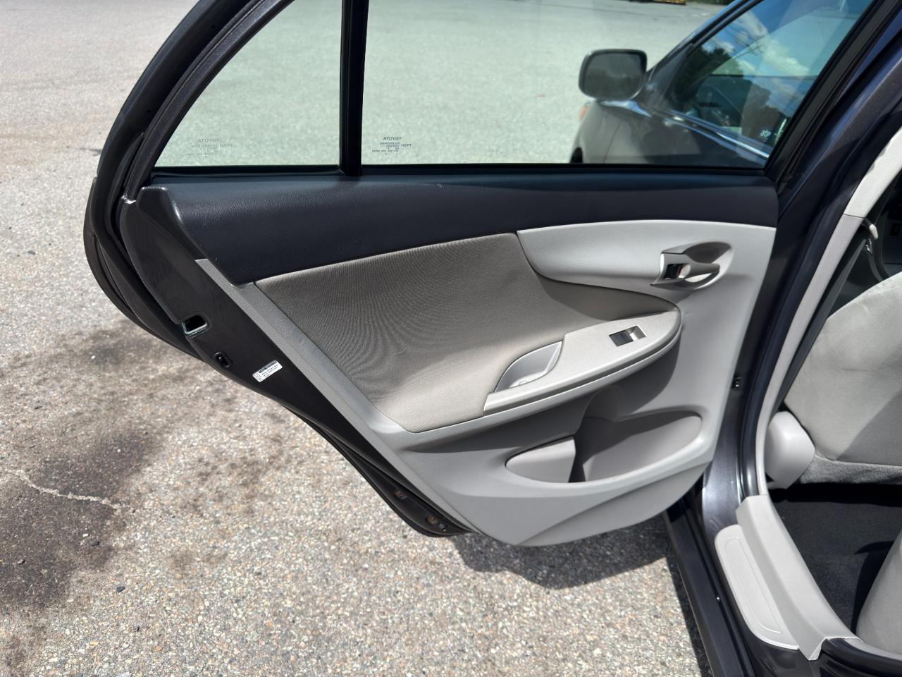 Toyota Corolla LE 4-Speed AT 2013