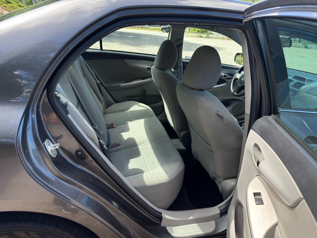 Toyota Corolla LE 4-Speed AT 2013