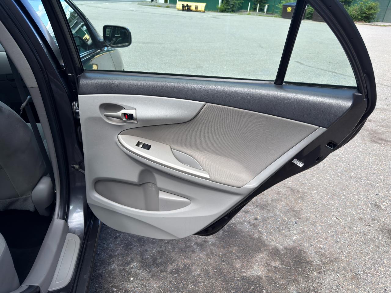 Toyota Corolla LE 4-Speed AT 2013
