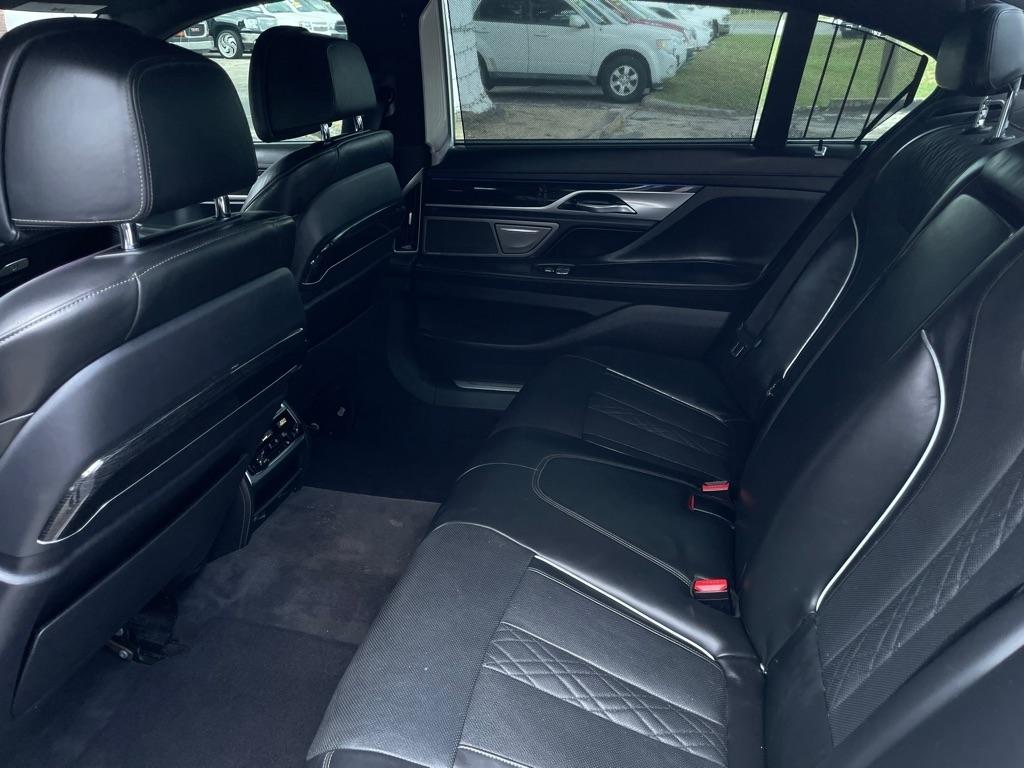 BMW 750i photo 16