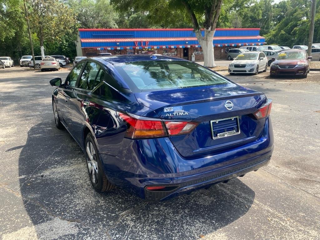 Nissan Altima photo 3