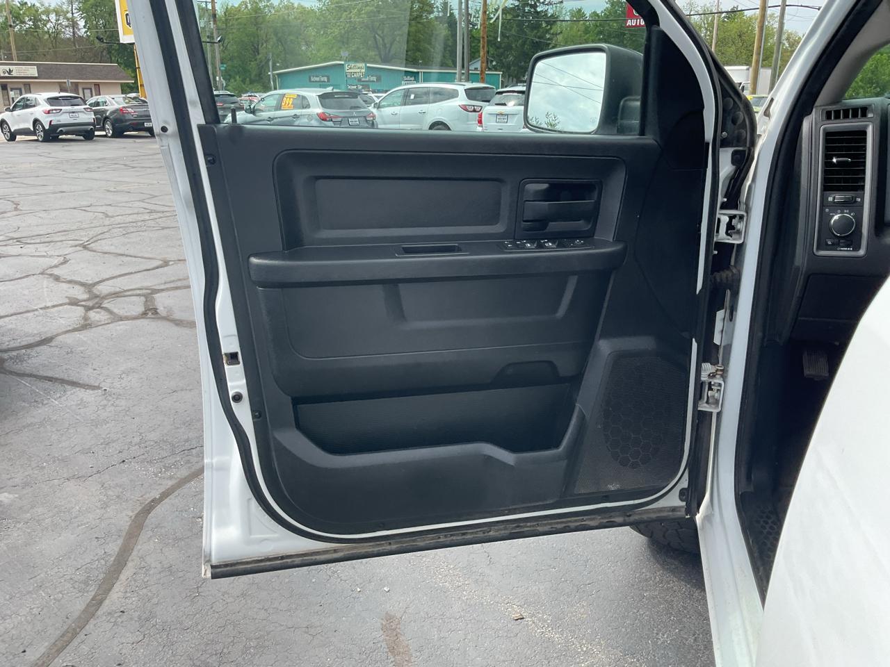 RAM 1500 4WD Crew Cab 140.5" Tradesman 2014