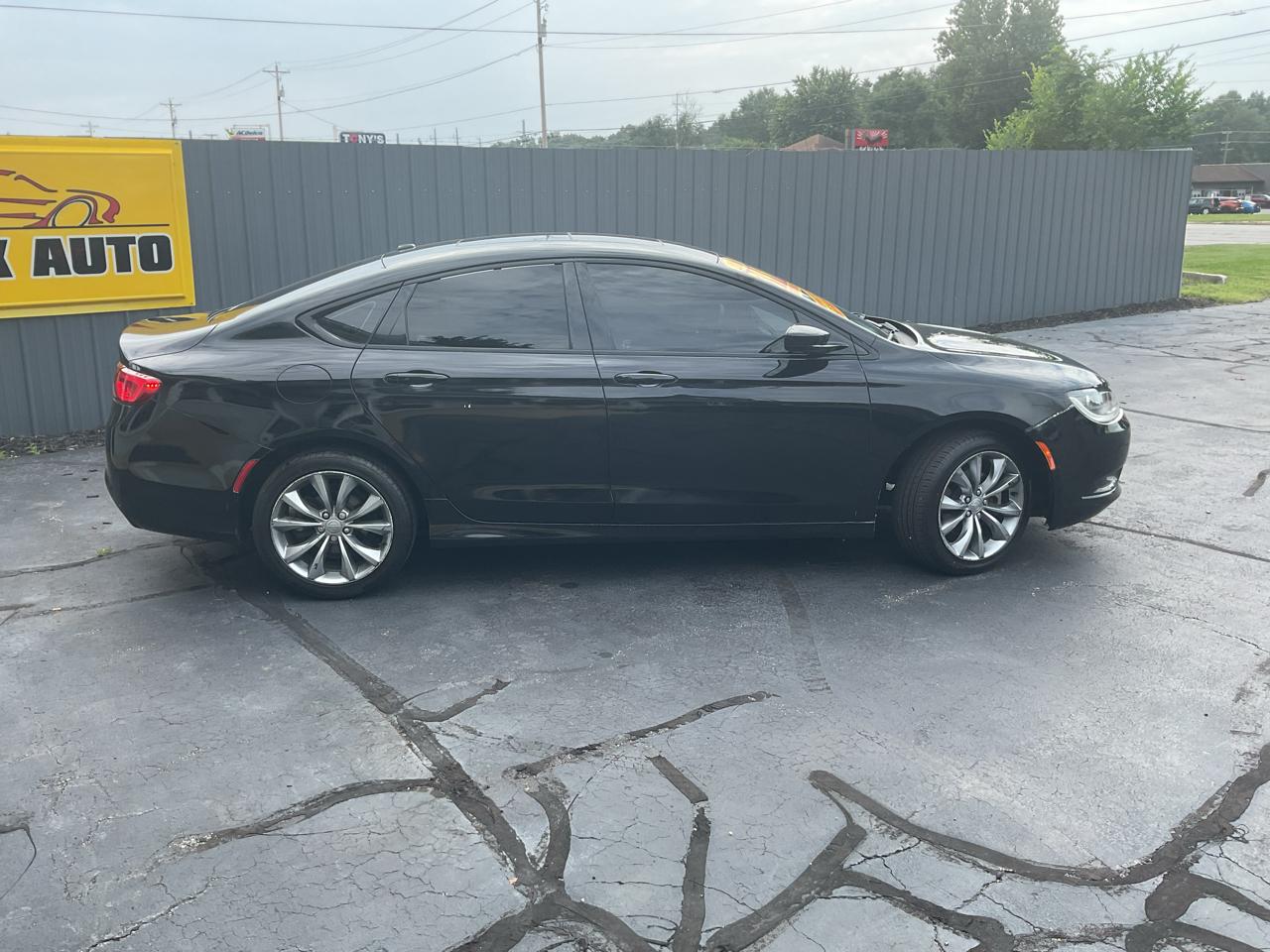 Chrysler 200 4dr Sdn S FWD 2016