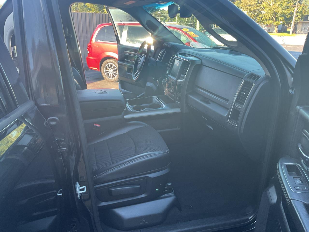 RAM 1500 4WD Quad Cab 140.5" Sport 2016