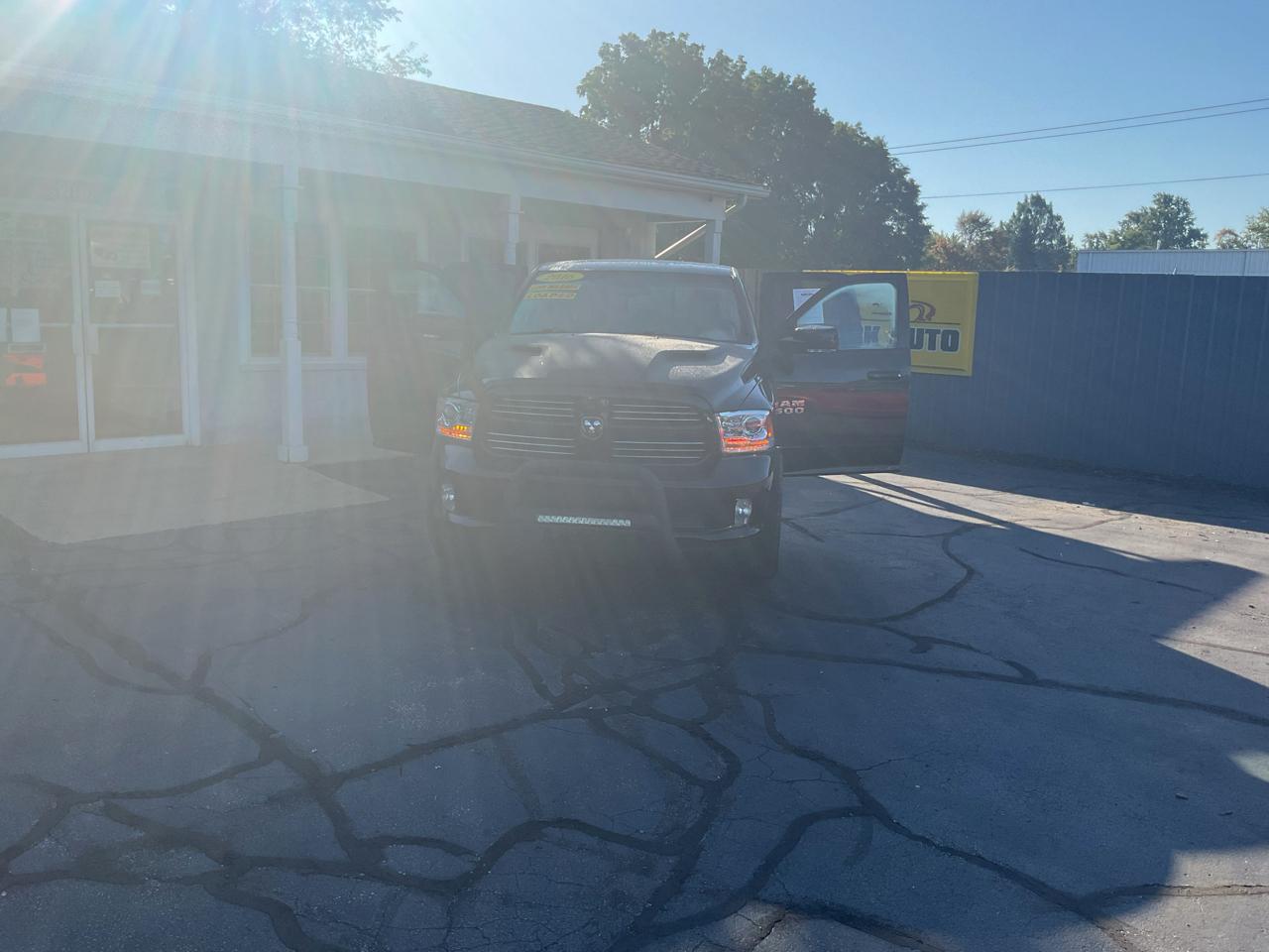 RAM 1500 4WD Quad Cab 140.5" Sport 2016