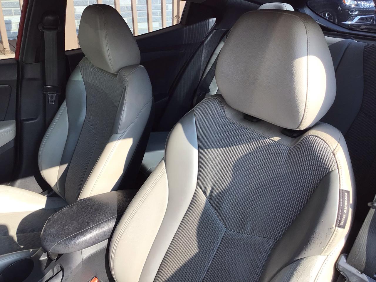 Hyundai Veloster 3dr Cpe Auto w/Gray Int 2014