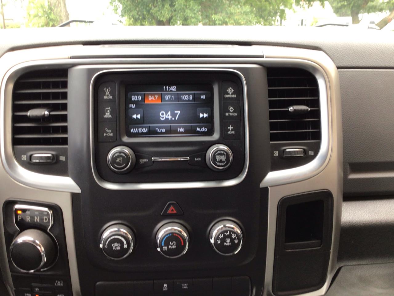 RAM 1500 4WD Crew Cab 140.5" SLT 2017