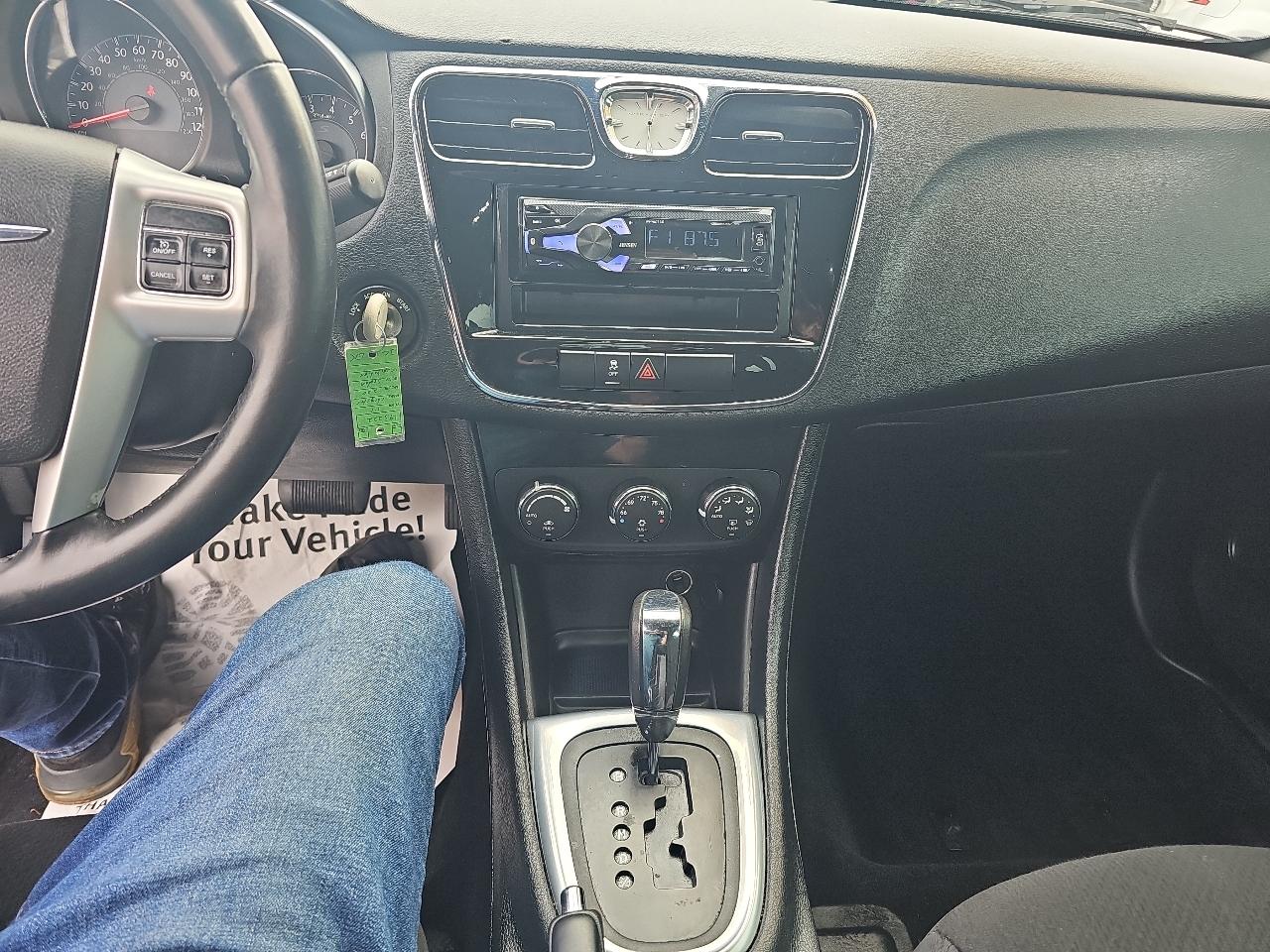 Chrysler 200 4dr Sdn Touring 2014