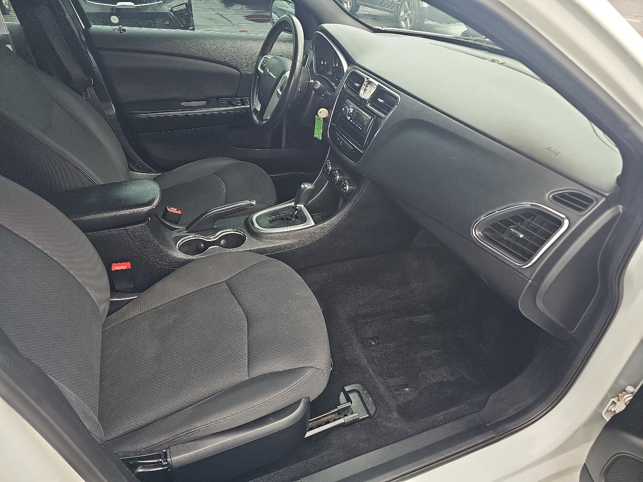 Chrysler 200 4dr Sdn Touring 2014