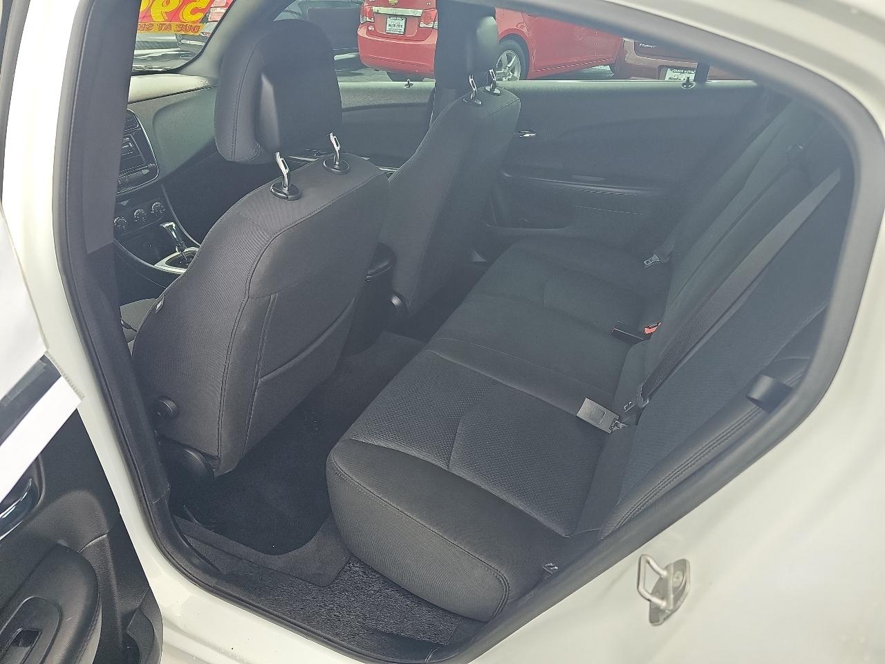 Chrysler 200 4dr Sdn Touring 2014