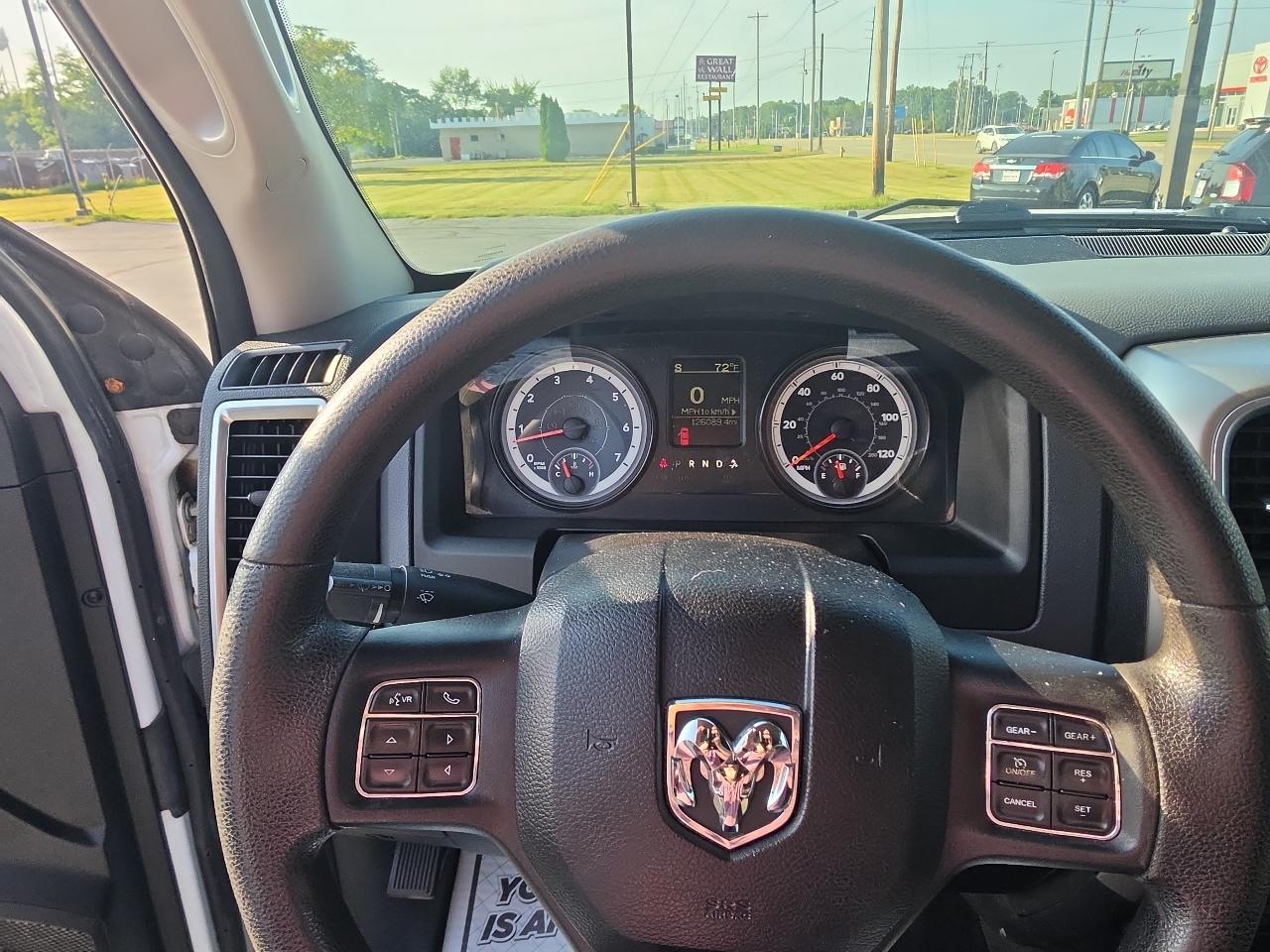 RAM 1500 4WD Crew Cab 140.5" SLT 2017
