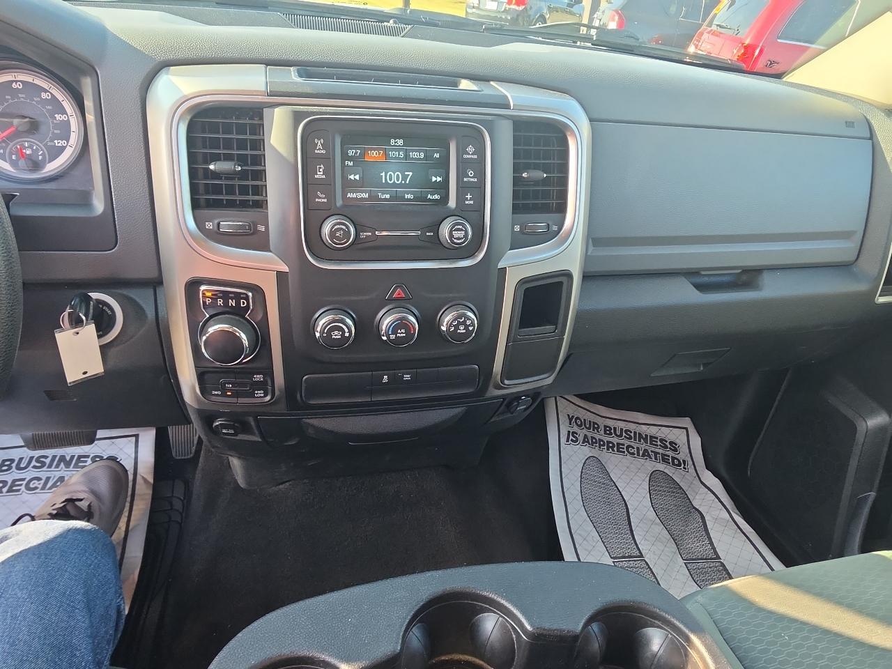 RAM 1500 4WD Crew Cab 140.5" SLT 2017