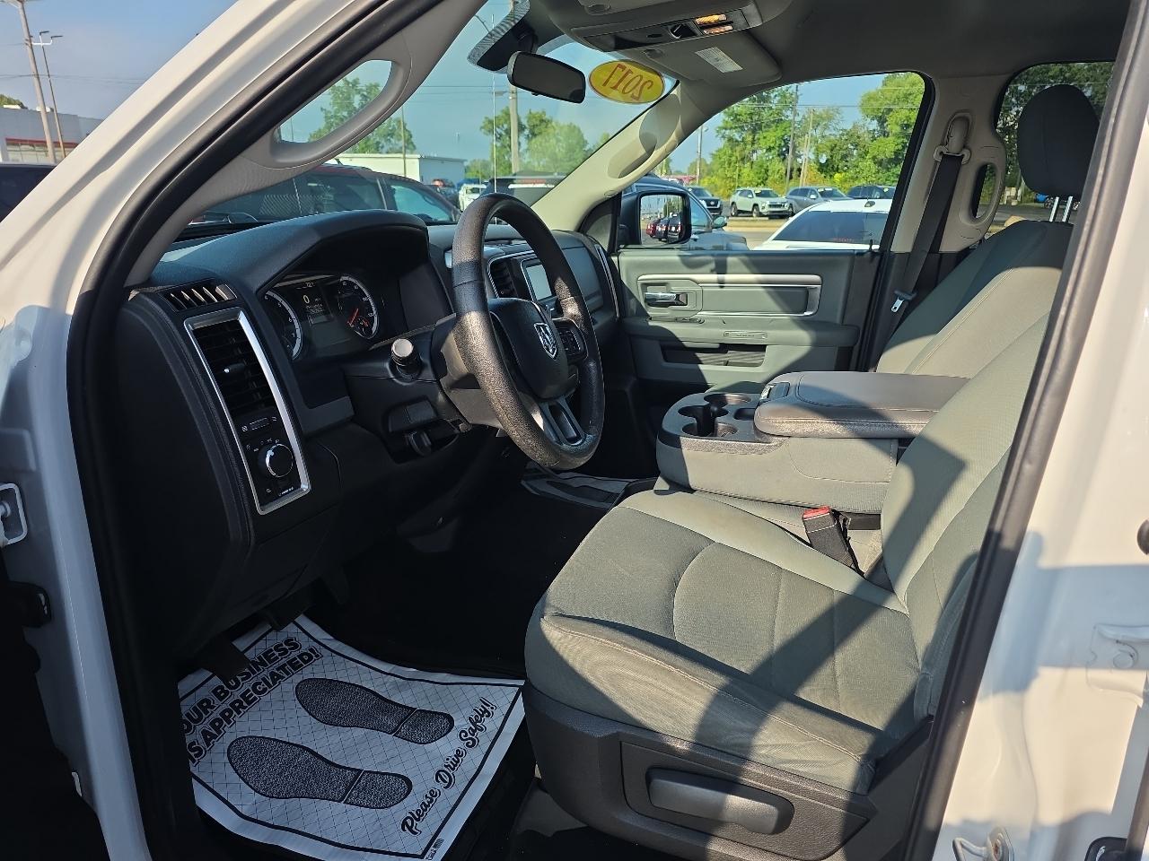 RAM 1500 4WD Crew Cab 140.5" SLT 2017