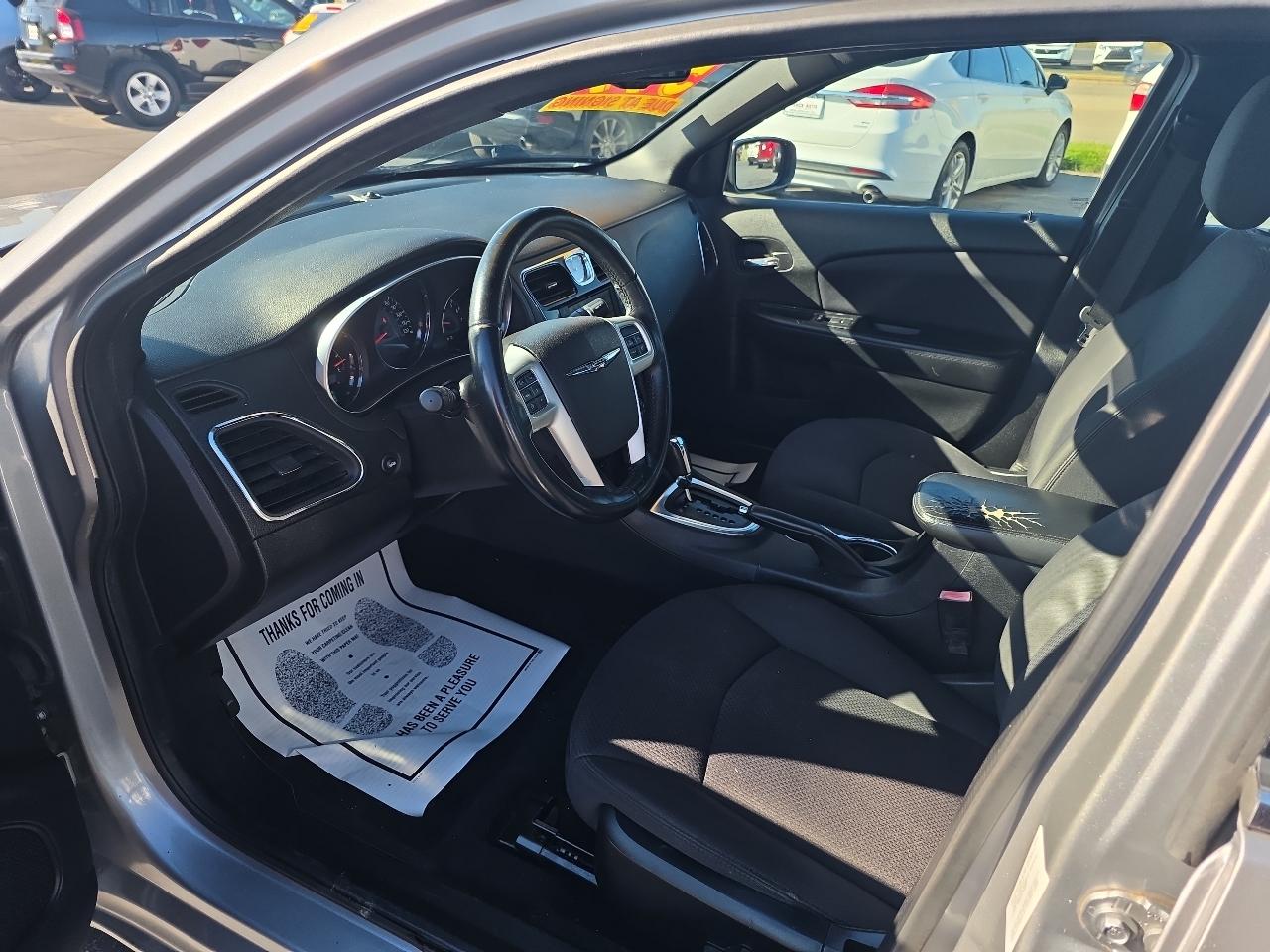 Chrysler 200 4dr Sdn Touring 2014