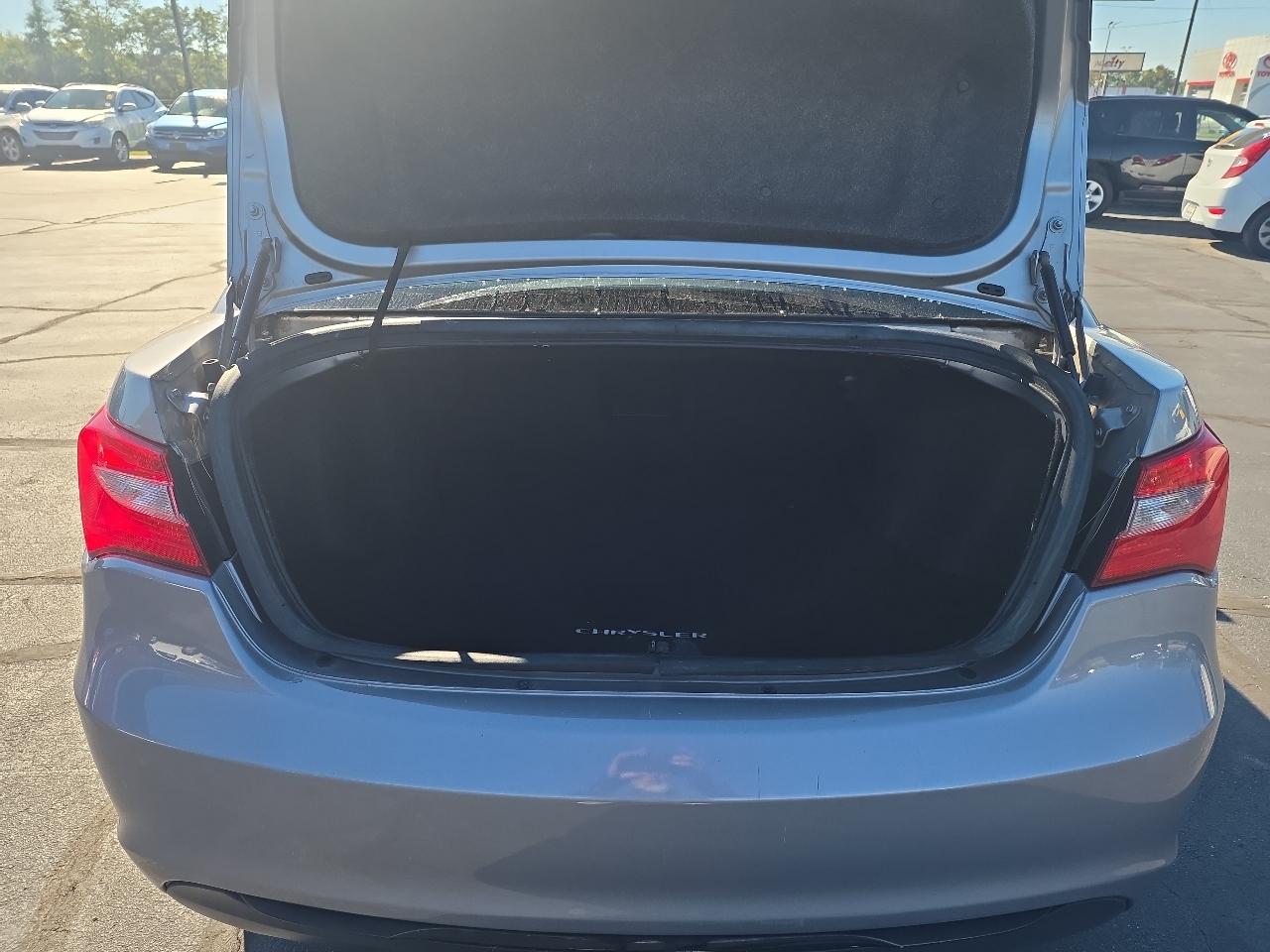 Chrysler 200 4dr Sdn Touring 2014
