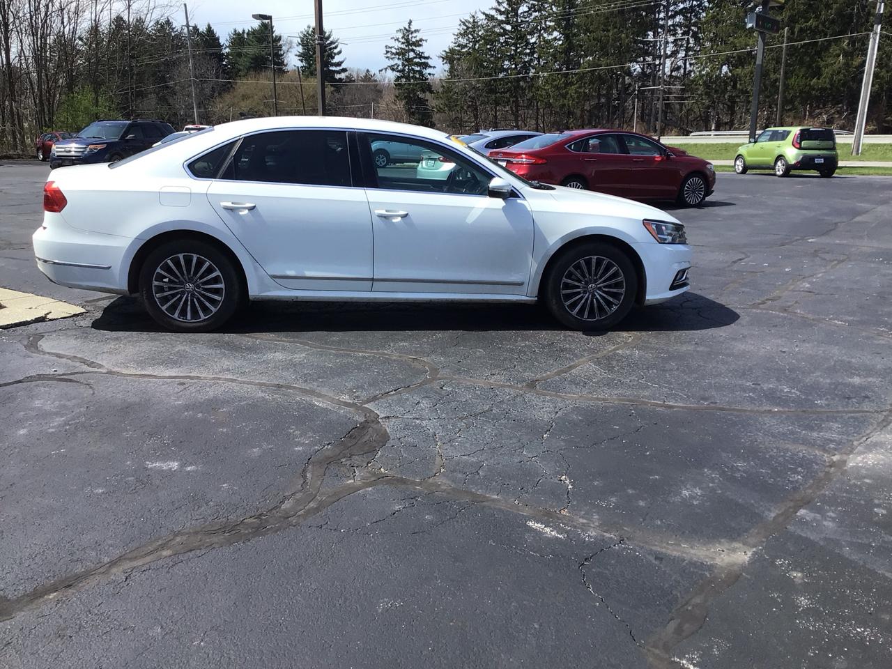 Volkswagen Passat 4dr Sdn 1.8T Auto SE PZEV 2016