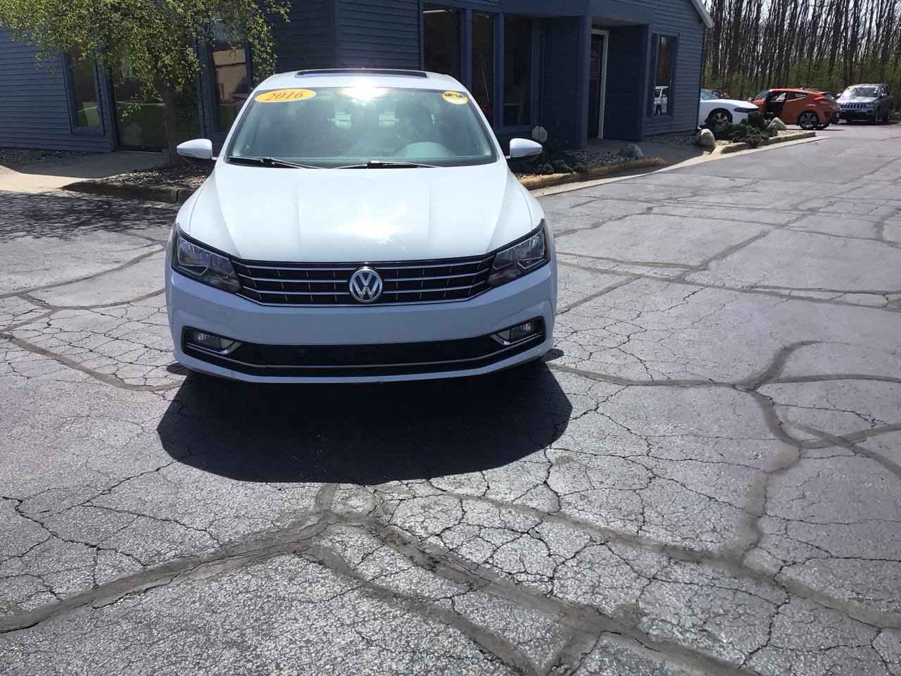 Volkswagen Passat 4dr Sdn 1.8T Auto SE PZEV 2016