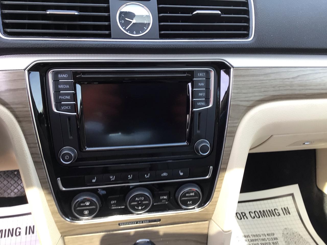 Volkswagen Passat 4dr Sdn 1.8T Auto SE PZEV 2016