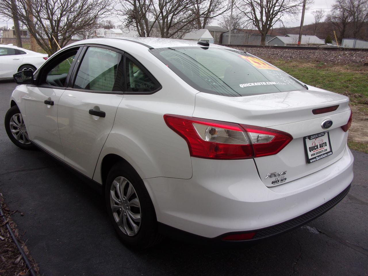 Ford Focus 4dr Sdn S 2013