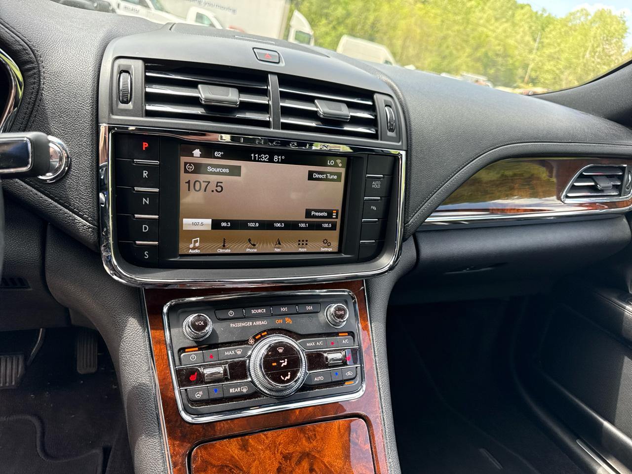 Lincoln Continental 4dr Sdn 2017