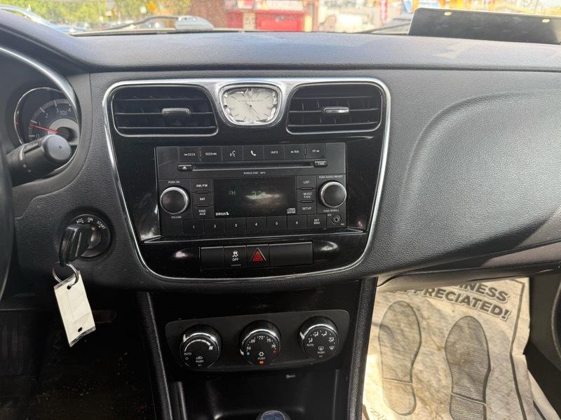 Chrysler 200 Touring 2011