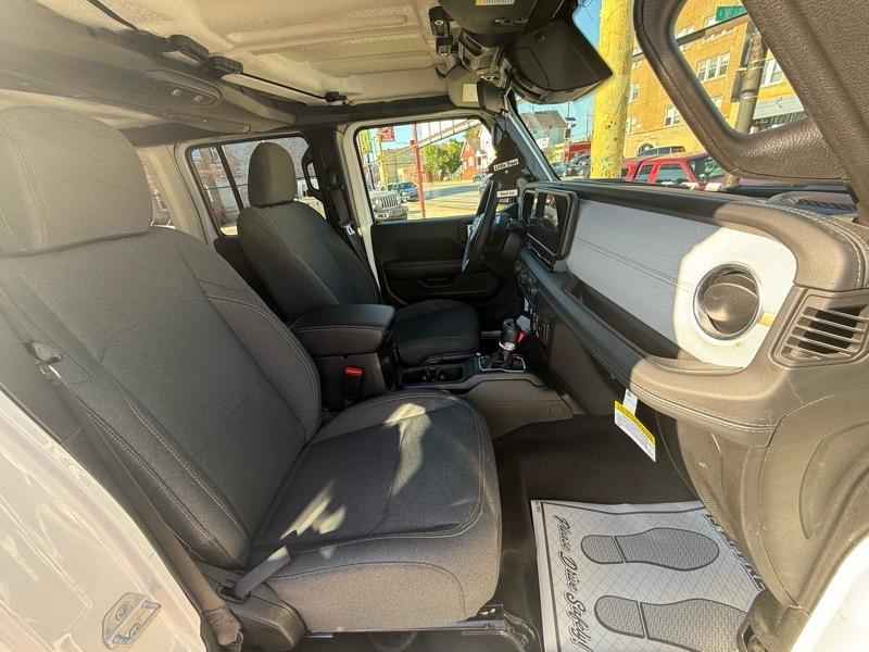 Jeep Wrangler Sahara 2025
