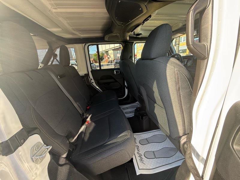 Jeep Wrangler Sahara 2025