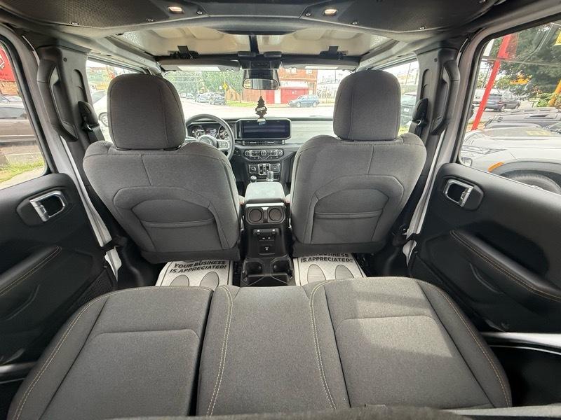 Jeep Wrangler Sahara 2025