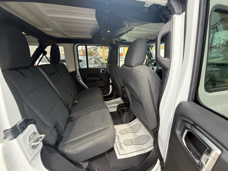 Jeep Wrangler Sahara 2025