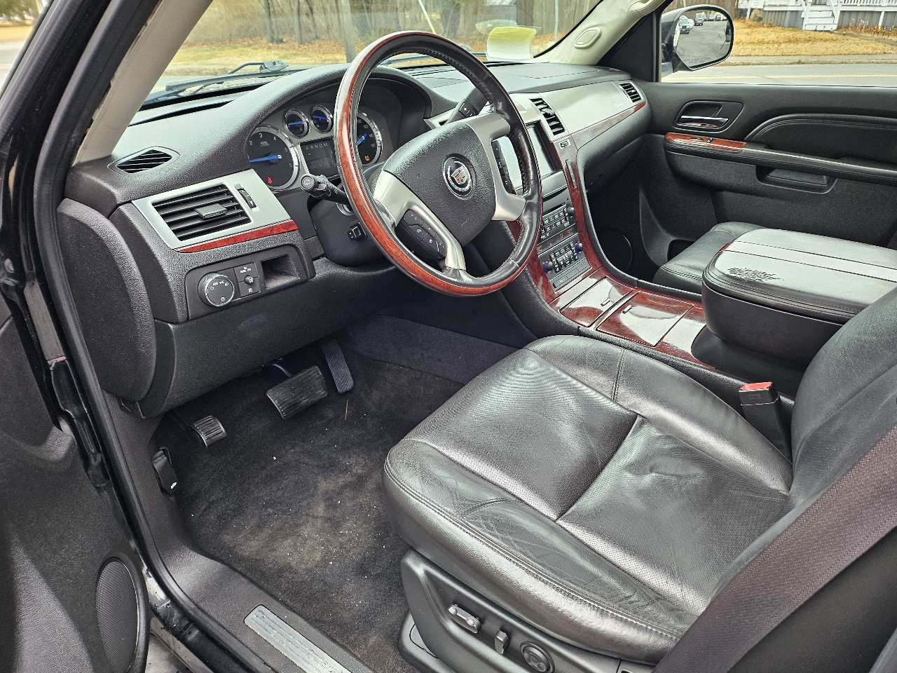 Cadillac Escalade AWD Luxury 2011