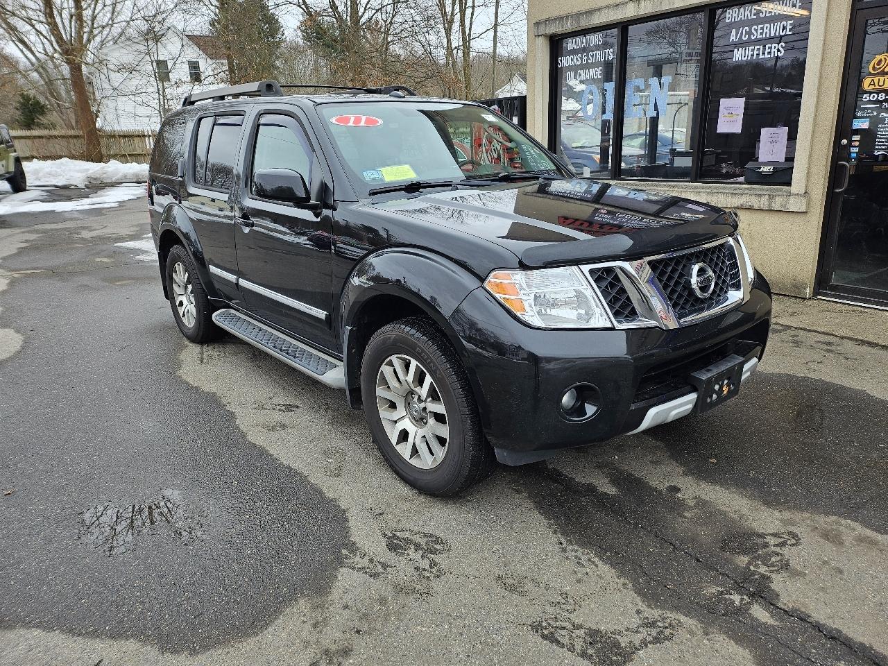 Nissan Pathfinder LE 4WD 2011