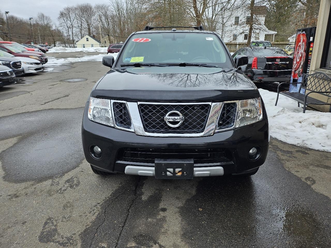 Nissan Pathfinder LE 4WD 2011