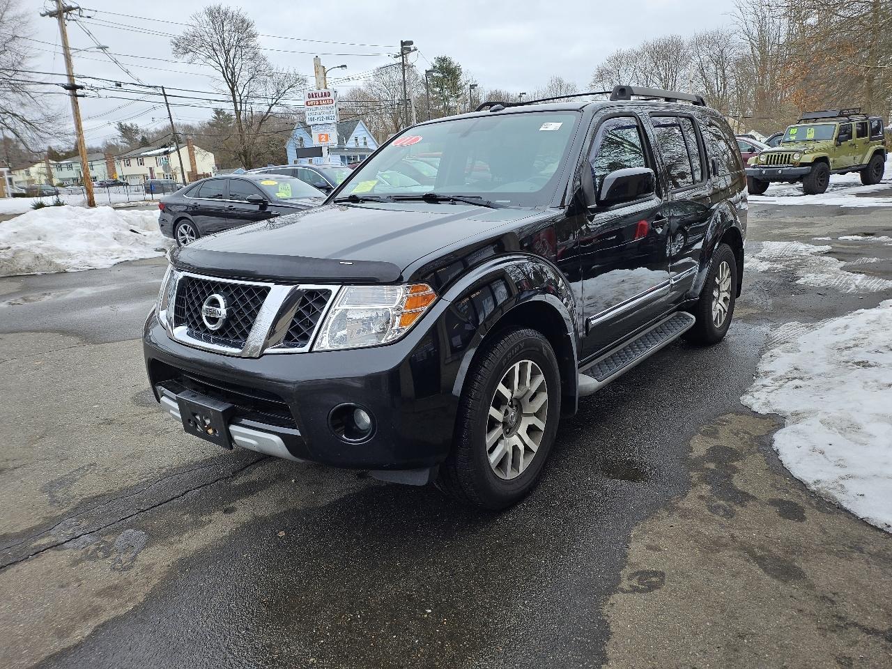 Nissan Pathfinder LE 4WD 2011