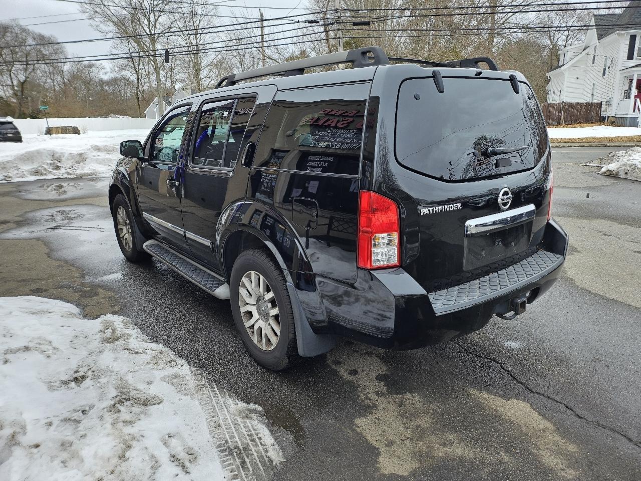 Nissan Pathfinder LE 4WD 2011