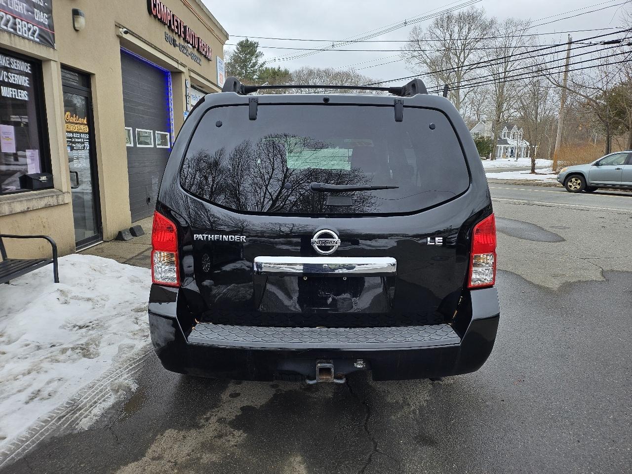 Nissan Pathfinder LE 4WD 2011