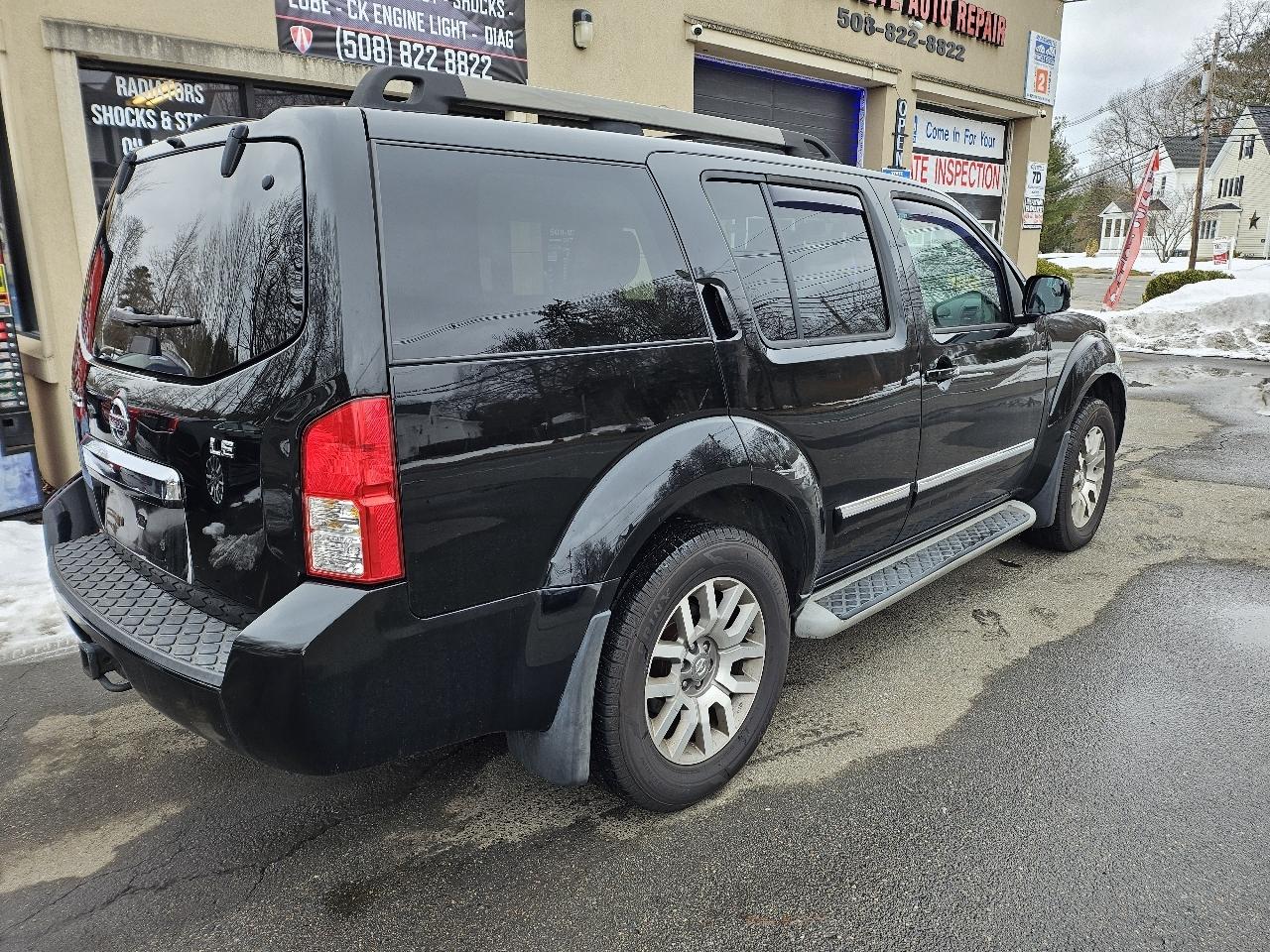 Nissan Pathfinder LE 4WD 2011