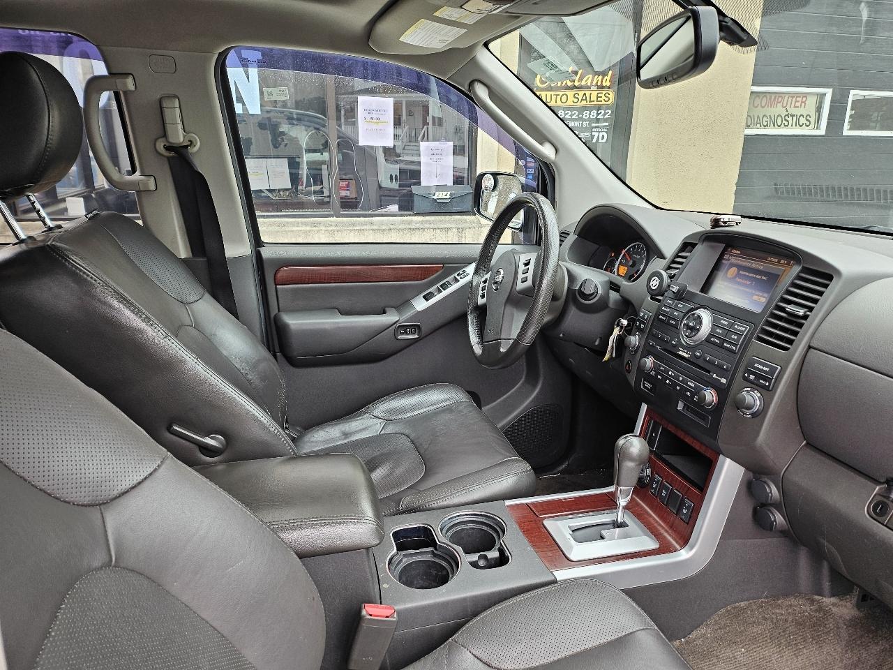 Nissan Pathfinder LE 4WD 2011