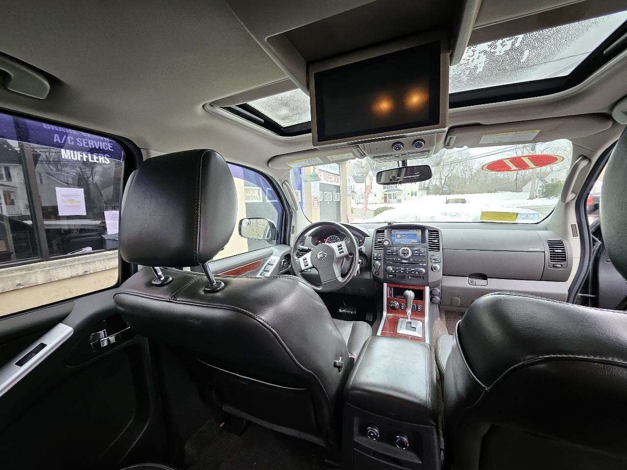 Nissan Pathfinder LE 4WD 2011